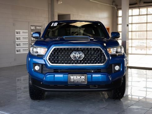 Used 2018 Toyota Tacoma TRD Sport image 3