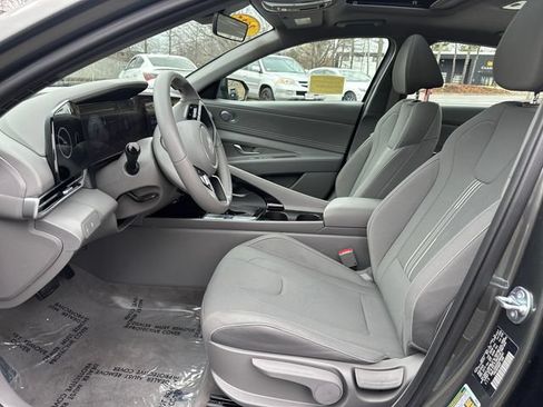 Used 2025 Hyundai Elantra SEL FWD image 29