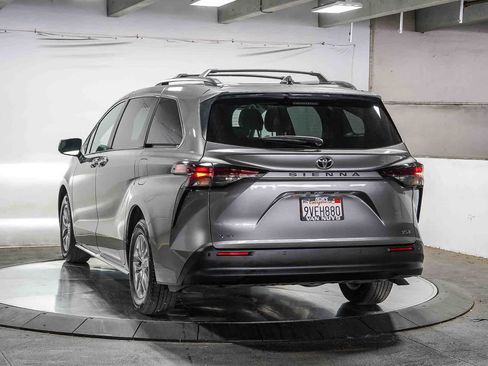 Certified 2026 Toyota Sienna XLE FWD image 5