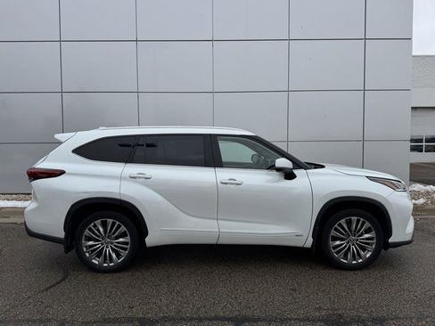 Certified 2022 Toyota Highlander Platinum image 41
