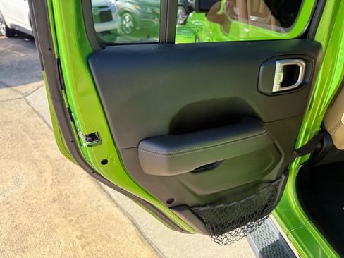 Used 2019 Jeep Wrangler Unlimited Sahara image 15