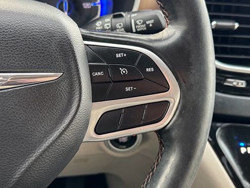 Used 2019 Chrysler Pacifica Touring-L image 27