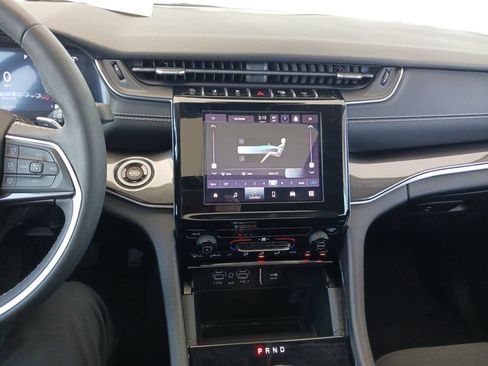 Used 2023 Jeep Grand Cherokee Laredo RWD image 12