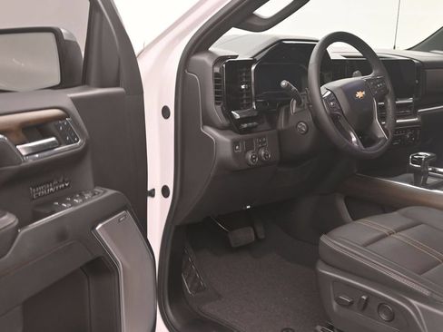 Used 2024 Chevrolet Silverado 1500 High Country w/ Technology Package RWD image 11