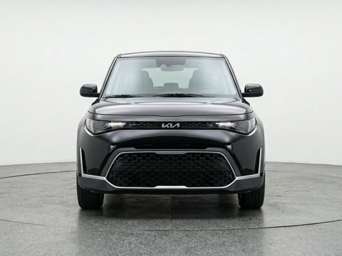 Used 2025 Kia Soul LX w/ LX Technology Package image 2