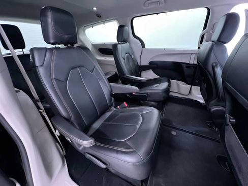 Used 2018 Chrysler Pacifica Touring-L w/ Tire & Wheel Group FWD image 35
