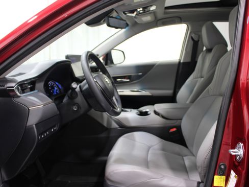 Used 2021 Toyota Venza Limited image 3