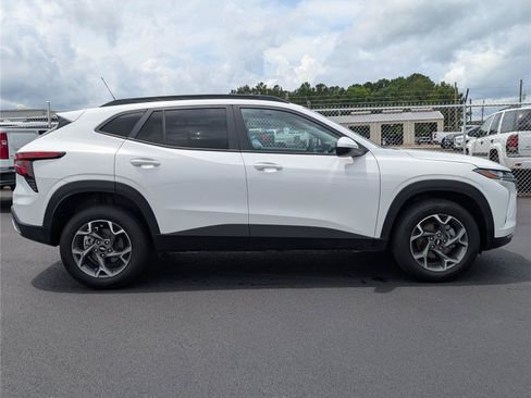 Used 2025 Chevrolet Trax LT FWD image 6
