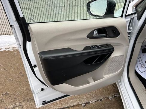Certified 2023 Chrysler Pacifica Touring-L image 7