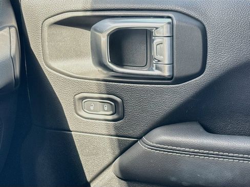 Used 2022 Jeep Wrangler Unlimited Sahara AWD/4WD image 22