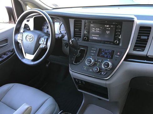 Used 2019 Toyota Sienna XLE image 9