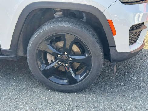 Used 2023 Jeep Grand Cherokee Altitude image 6