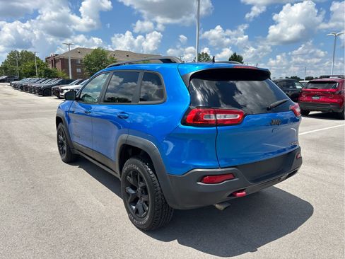 Used 2017 Jeep Cherokee Trailhawk AWD/4WD image 3