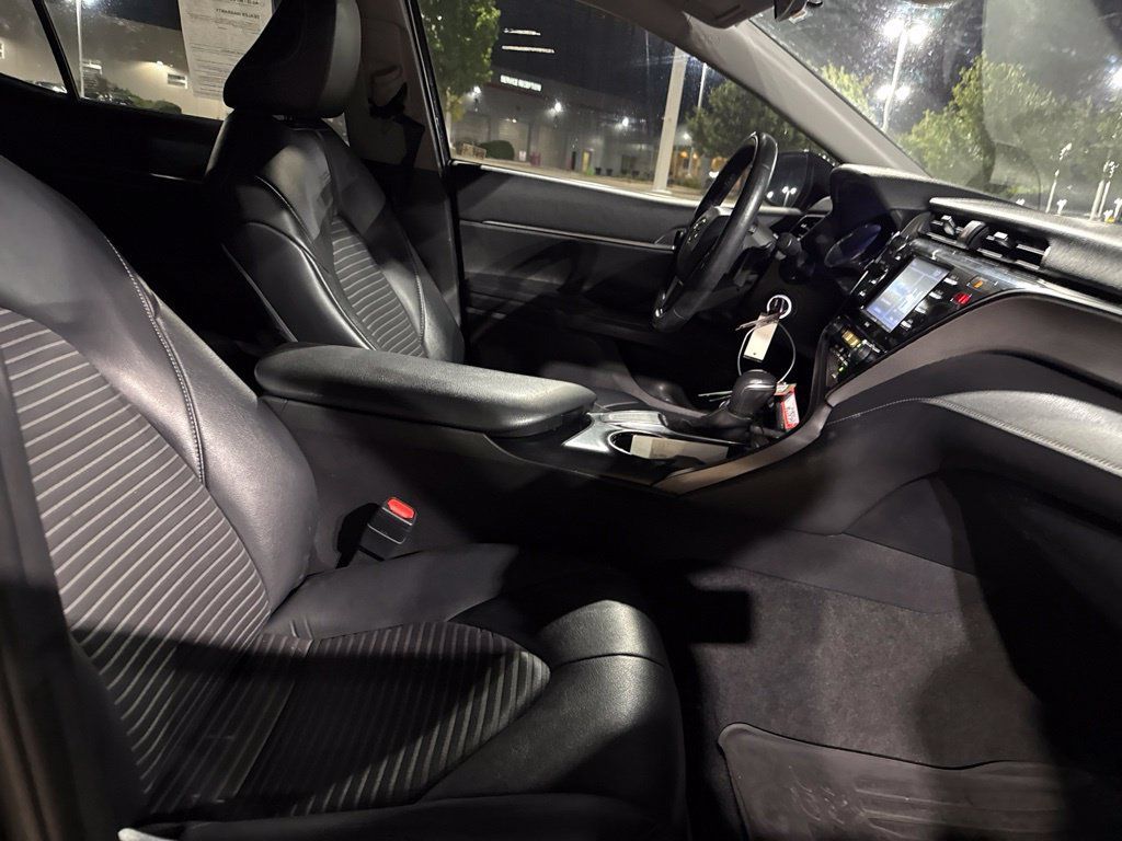 Used 2020 Toyota Camry SE FWD image 16
