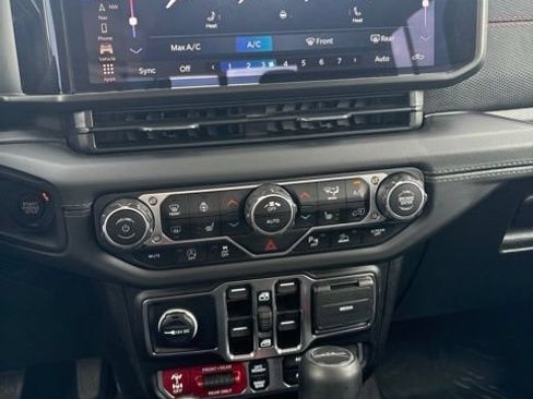 Used 2025 Jeep Gladiator Rubicon AWD/4WD image 21