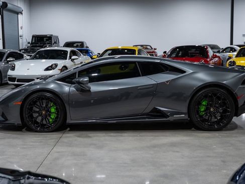 Used 2020 Lamborghini Huracan EVO image 3