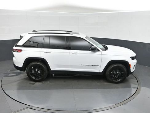 New 2025 Jeep Grand Cherokee Altitude AWD/4WD image 28