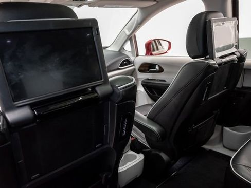 Used 2021 Chrysler Pacifica Limited w/ Uconnect Theater Family Group image 28