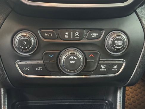 Used 2019 Jeep Cherokee Latitude Plus w/ Cold Weather Group image 36