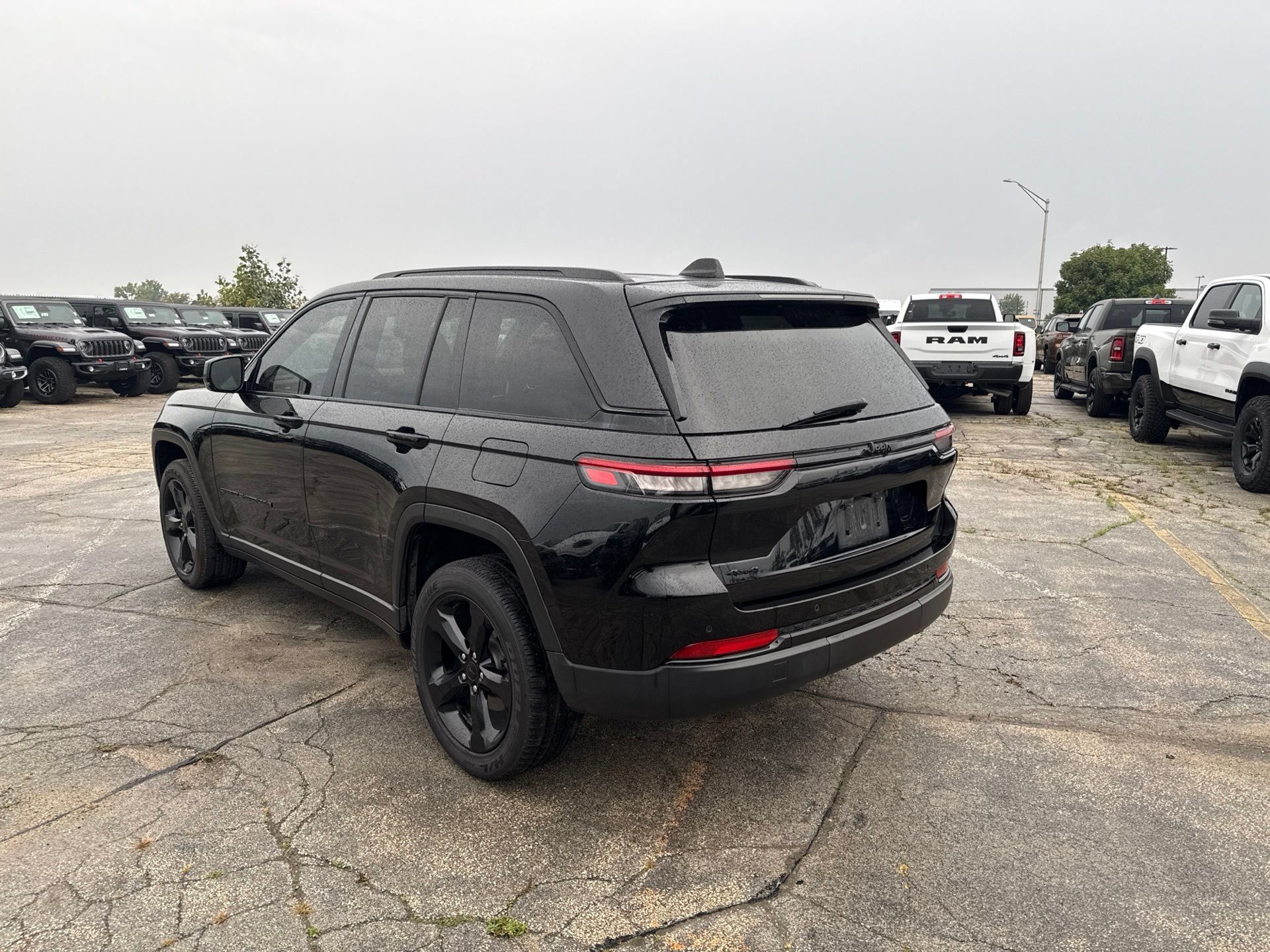 Used 2023 Jeep Grand Cherokee Altitude AWD/4WD image 8