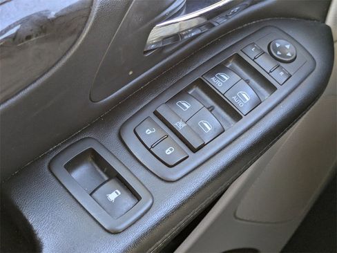 Used 2018 Dodge Grand Caravan SE w/ UConnect Hands-Free Group image 24