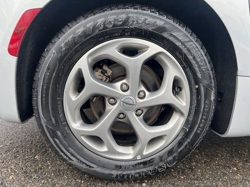 Used 2023 Chrysler Pacifica Limited image 10