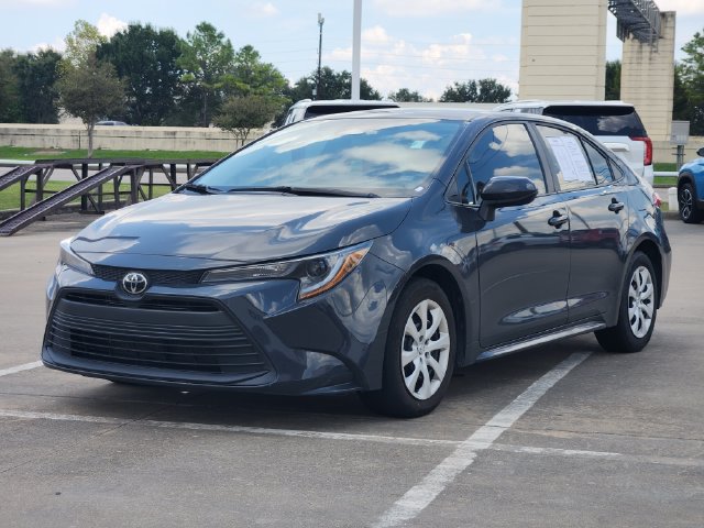 Used 2025 Toyota Corolla LE FWD image 3