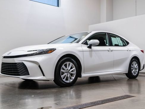 Used 2025 Toyota Camry LE AWD/4WD image 3