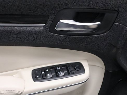 Used 2018 Chrysler 300 Touring L image 23