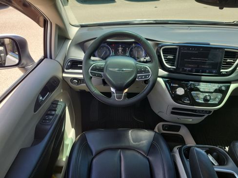 Used 2023 Chrysler Pacifica Touring-L FWD image 16
