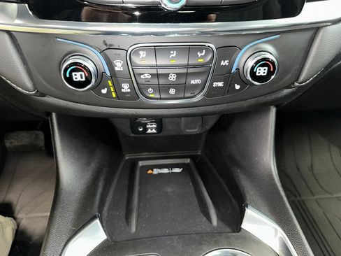 Certified 2023 Chevrolet Traverse LT w/ LT Premium Package image 17