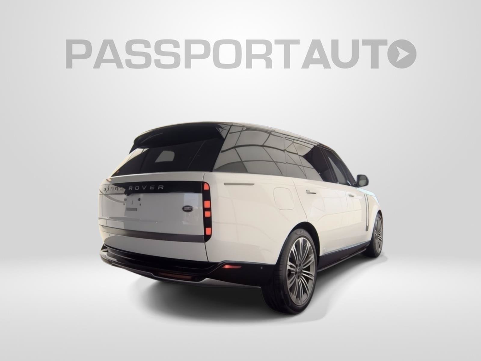 Used 2023 Land Rover Range Rover Long Wheelbase SE AWD/4WD image 3