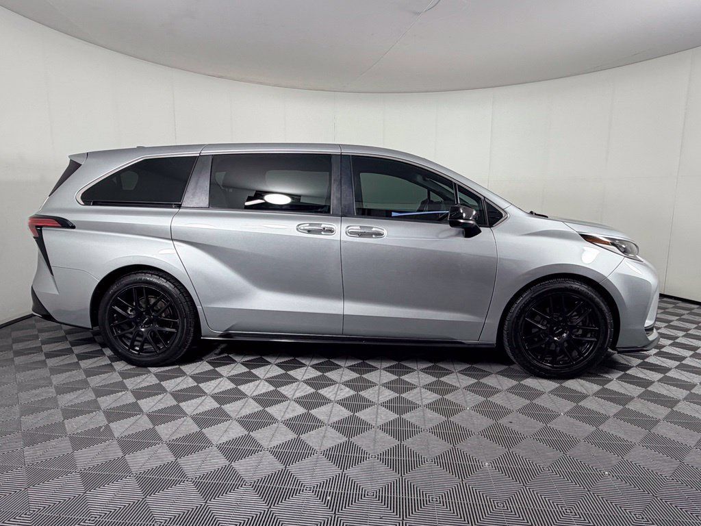 Used 2021 Toyota Sienna XSE FWD image 13
