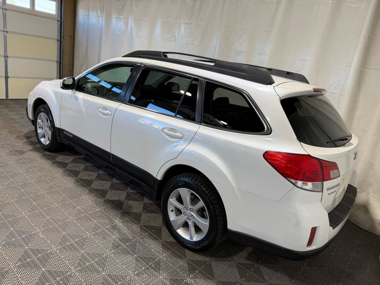 Used 2013 Subaru Outback 2.5i Premium w/ All-Weather Pkg AWD/4WD image 4