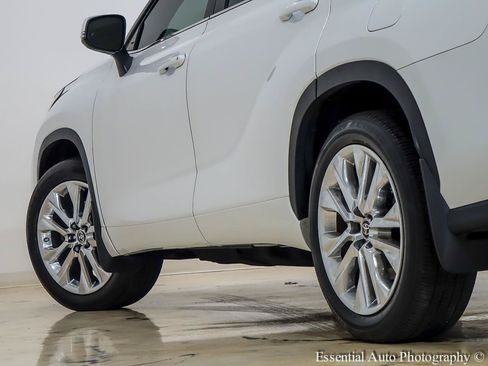 Used 2024 Toyota Highlander Limited AWD/4WD image 11
