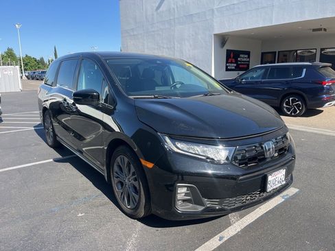 Used 2025 Honda Odyssey Touring image 2