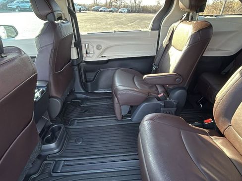 Certified 2024 Toyota Sienna Platinum image 36