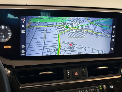 Certified 2022 Lexus ES 300h w/ Premium Package FWD image 18
