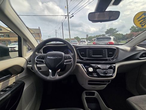 Used 2017 Chrysler Pacifica LX FWD image 35