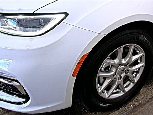 Used 2025 Chrysler Pacifica Select FWD image 3