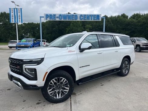 Used 2025 Chevrolet Suburban Z71 AWD/4WD image 2