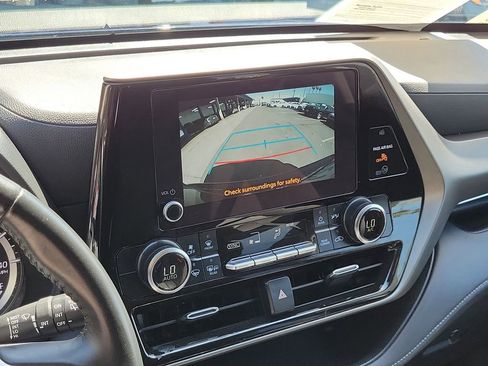Used 2024 Toyota Highlander LE FWD image 31