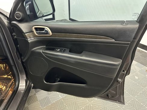Used 2014 Jeep Grand Cherokee Overland RWD image 16