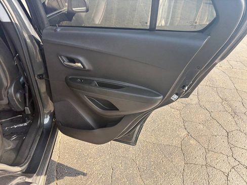 Used 2018 Chevrolet Trax LT w/ LT Convenience Package FWD image 16