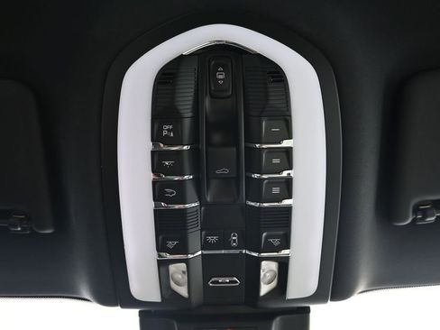 Certified 2024 Porsche Macan AWD/4WD image 23