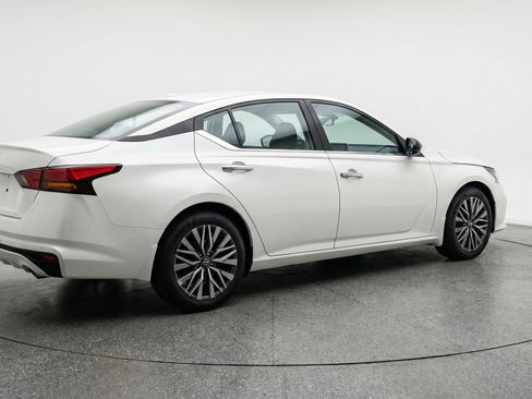 Used 2025 Nissan Altima 2.5 SV FWD image 9