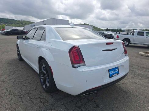 Used 2023 Chrysler 300 S w/ Comfort Group RWD image 3