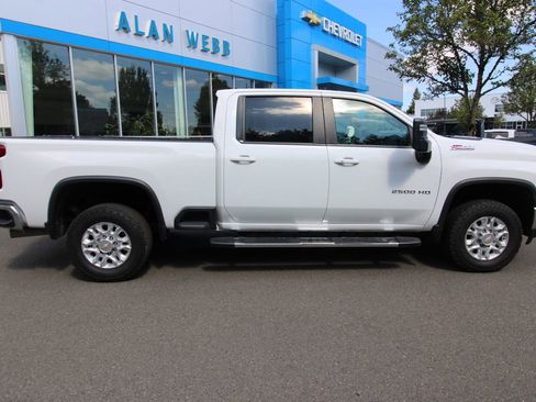 Used 2022 Chevrolet Silverado 2500 LT w/ Convenience Package AWD/4WD image 3