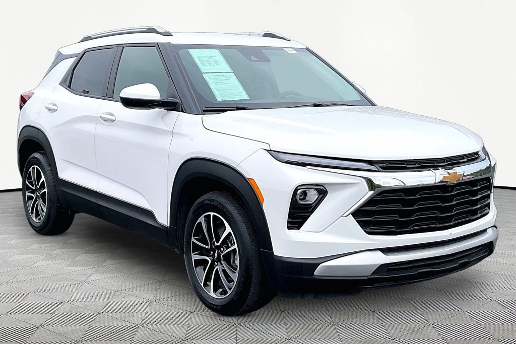 Used 2025 Chevrolet TrailBlazer LT w/ Driver Confidence Package FWD image 3