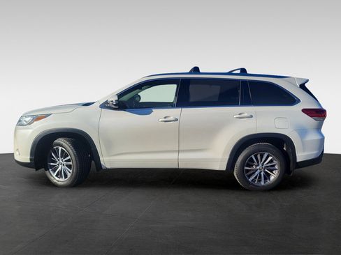 Used 2018 Toyota Highlander XLE image 3